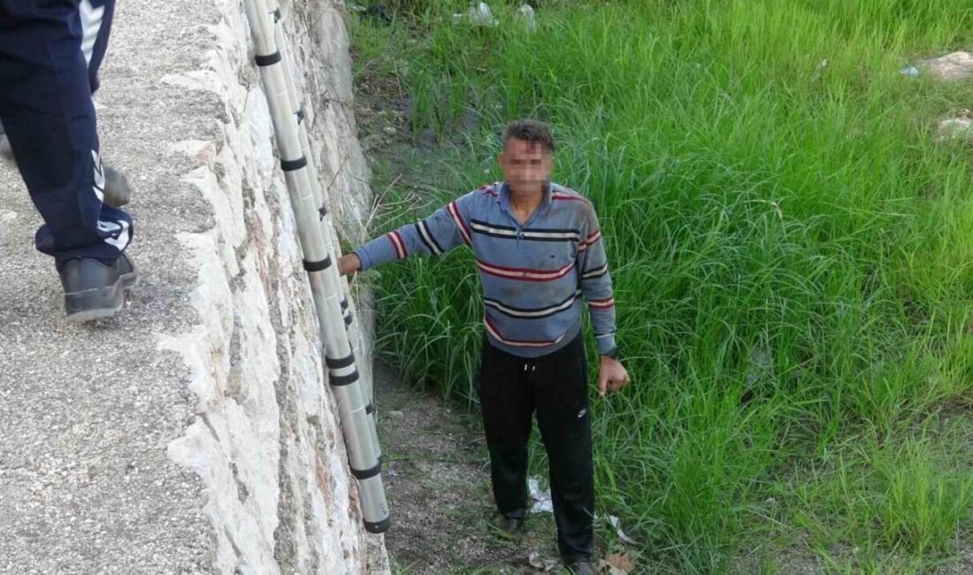 Antalya’da alkolün etkisiyle dengesini kaybederek su kanalına düşen adam yanından