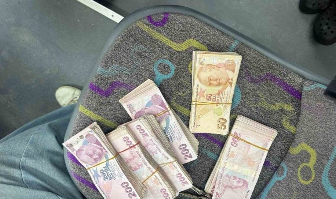 Hatay’ın İskenderun ilçesinde halk otobüsü şoförü, aracında unutulan ve içinde