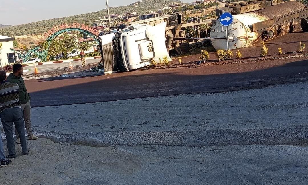 Hatay’ın Altınözü ilçesinde devrilen zeytin posası yüklü tanker sürücüsü yaralandı.
