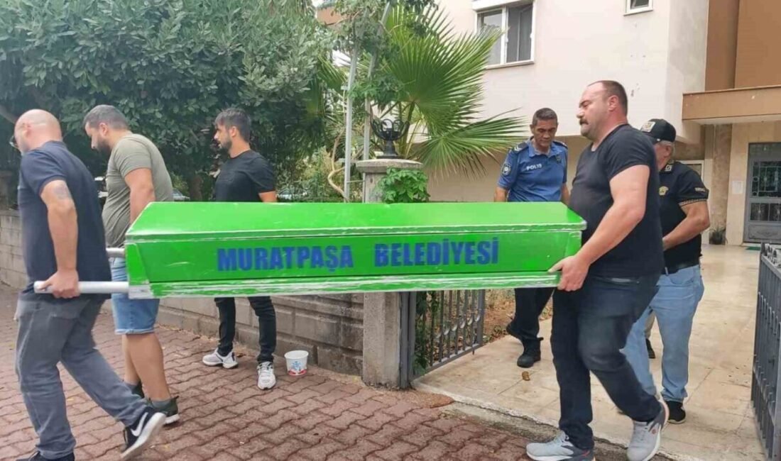 Antalya’nın Muratpaşa ilçesinde 35 yaşındaki erkek kişi, sabah saatlerinde annesiyle
