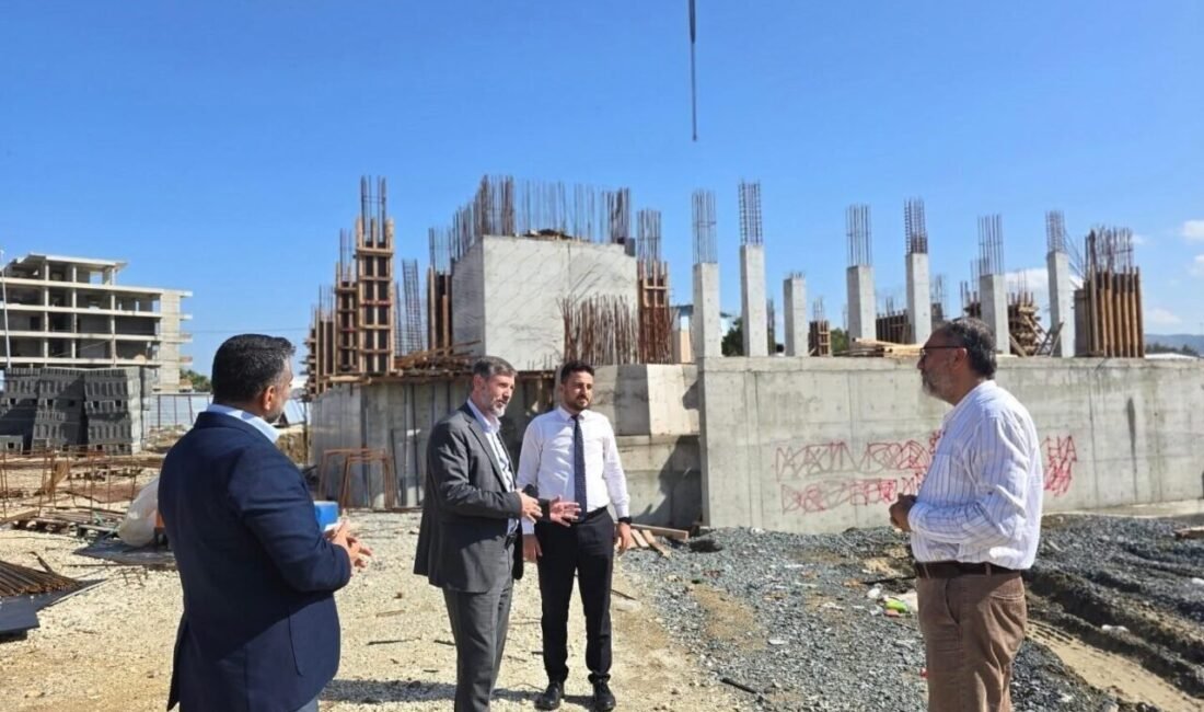 Hatay’ın Antakya ilçesi otogar mevkiine inşa edilen camide çalışmalar sürüyor.