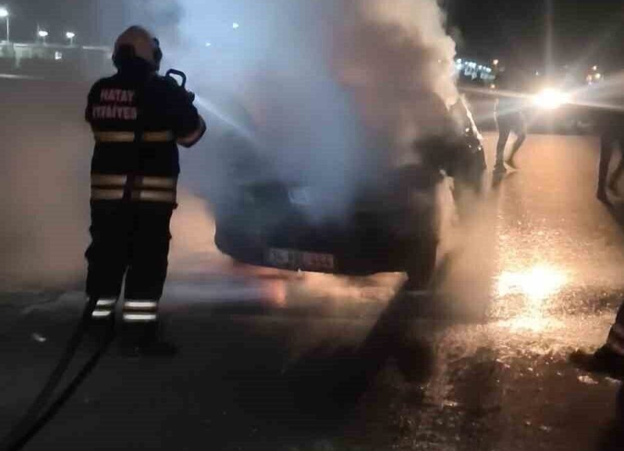 Hatay’da seyir halindeyken yanmaya başlayan otomobilde hasar meydana geldi. Yangın,