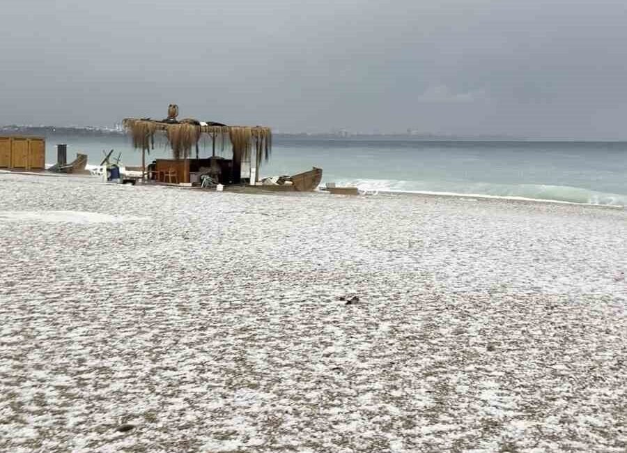 Antalya’da aniden bastıran yağmur, dolu ve fırtına kent sakinlerine adeta