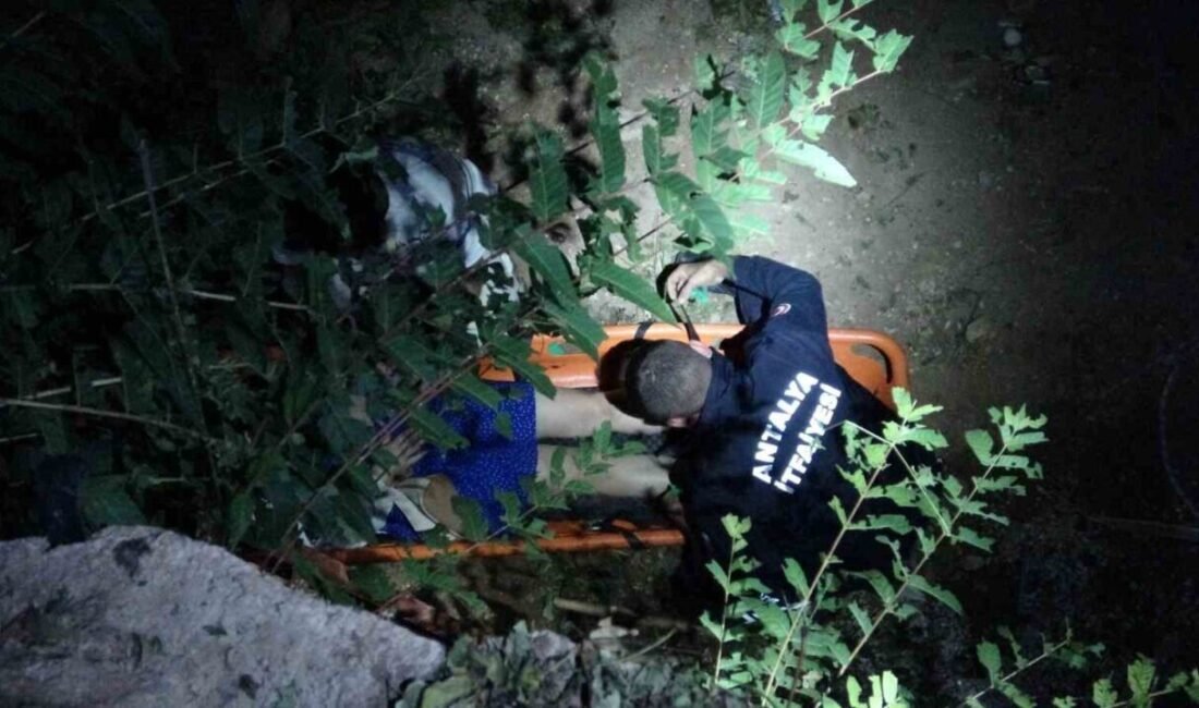 Antalya’da yol kenarındaki yaklaşık 4 metrelik inşaat çukuruna düşen kadın