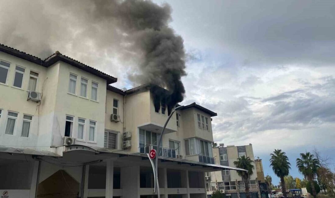 Antalya’nın Serik ilçesinde bir binanın ikinci katındaki daire, çıkan yangında