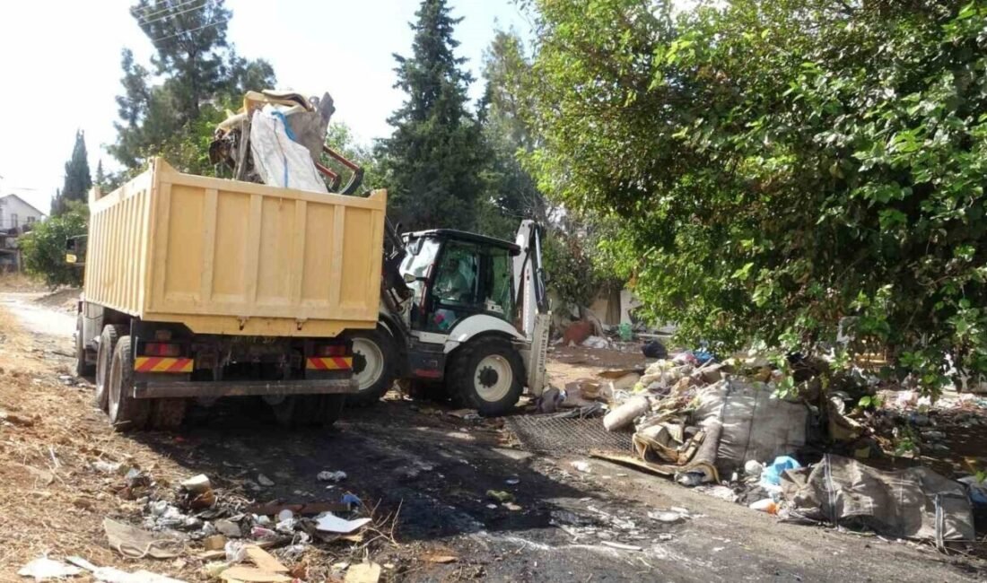 Antalya’nın Kepez ilçesinde yabancı uyruklu kişiler tarafından çöplerden toplanan atıkların