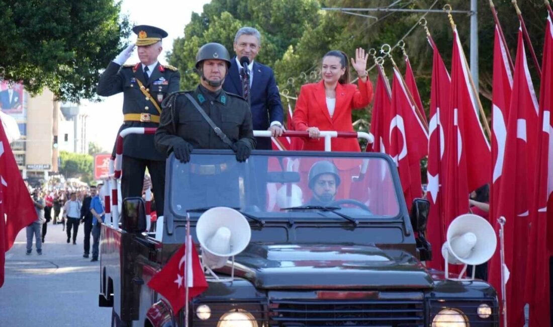 Antalya’da 29 Ekim Cumhuriyet Bayramı, Cumhuriyet Meydanı’nda düzenlenen törenlerle büyük