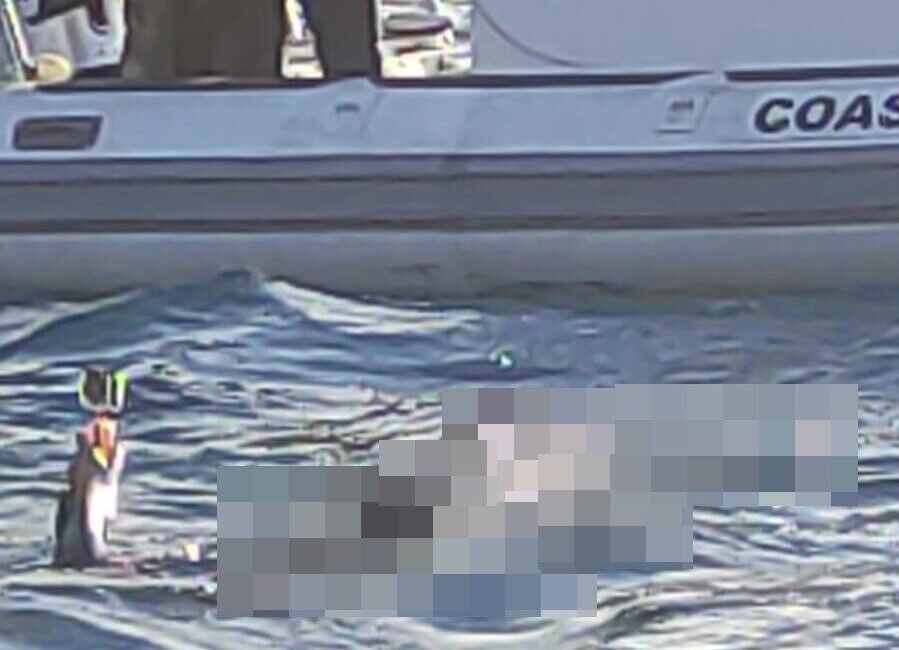 Antalya’da denizin falezlere yakın kısmında üzerinde şort ve yüzünde dalış