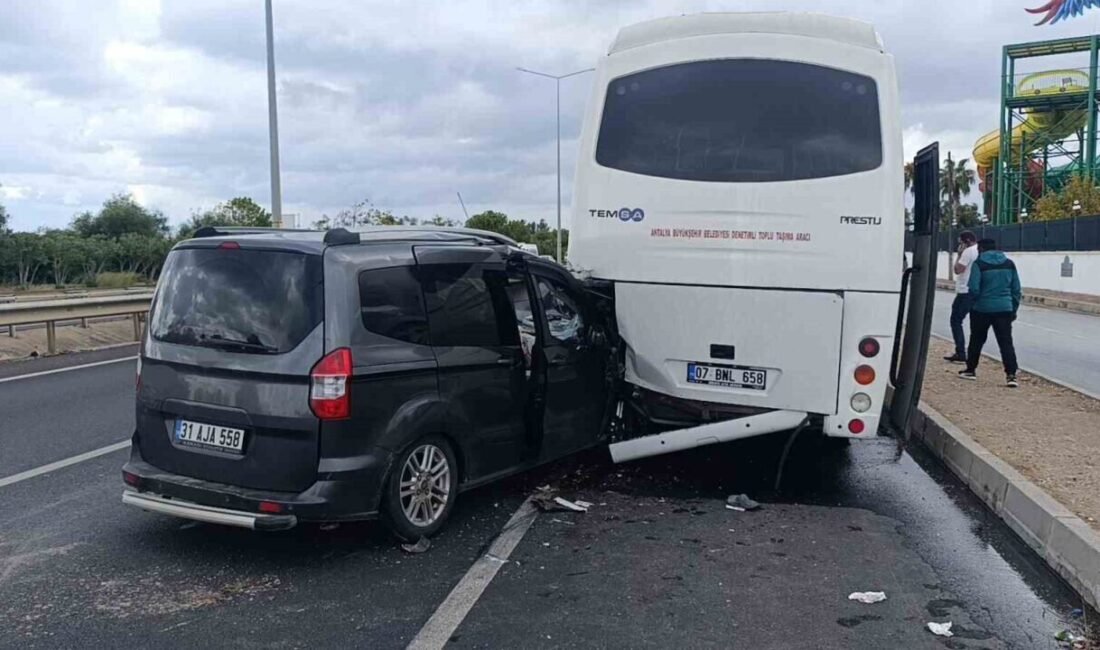 Antalya’nın Manavgat ilçesinde hafif ticari aracın yolcu midibüsüne arkadan çarpması