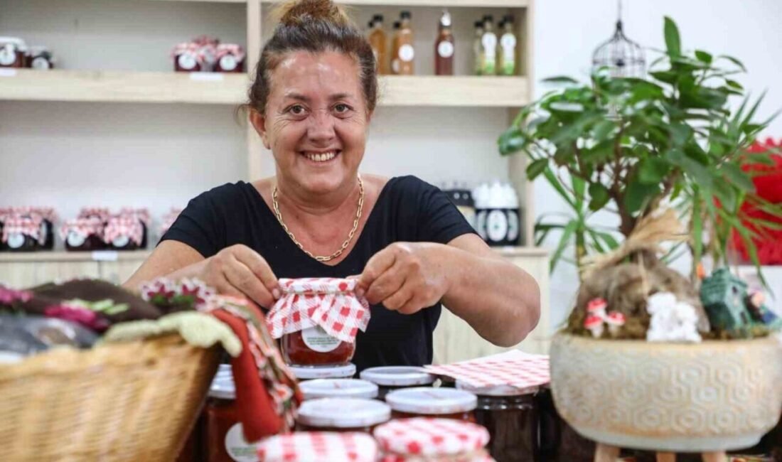 Antalya Büyükşehir Belediyesi’nin desteklediği kadın kooperatiflerinde kışlık ürünlerin üretimi başladı.