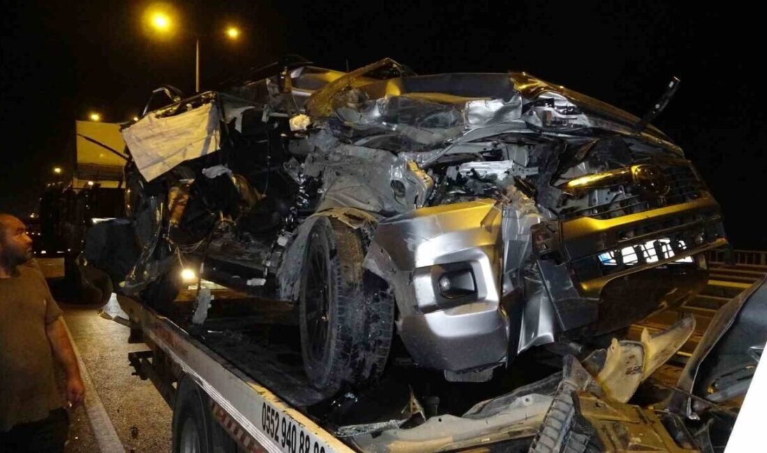 Antalya’nın Manavgat ilçesinde seyir halindeki pikabın, kamyona arkadan çarpması sonucu