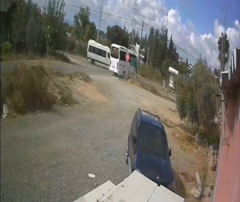 Antalya’nın Manavgat ilçesinde ilkokul öğrencilerini taşıyan okul servisiyle midibüsün çarpışması