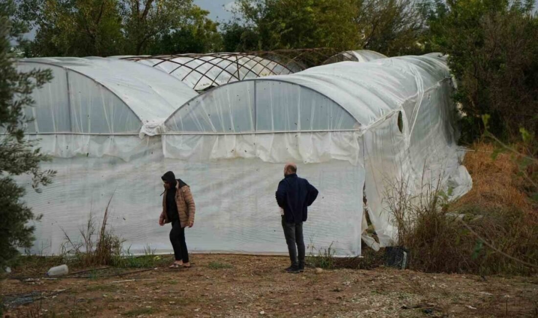 Antalya’nın Aksu ilçesinde etkili olan sağanak nedeniyle yollar göle dönerken,