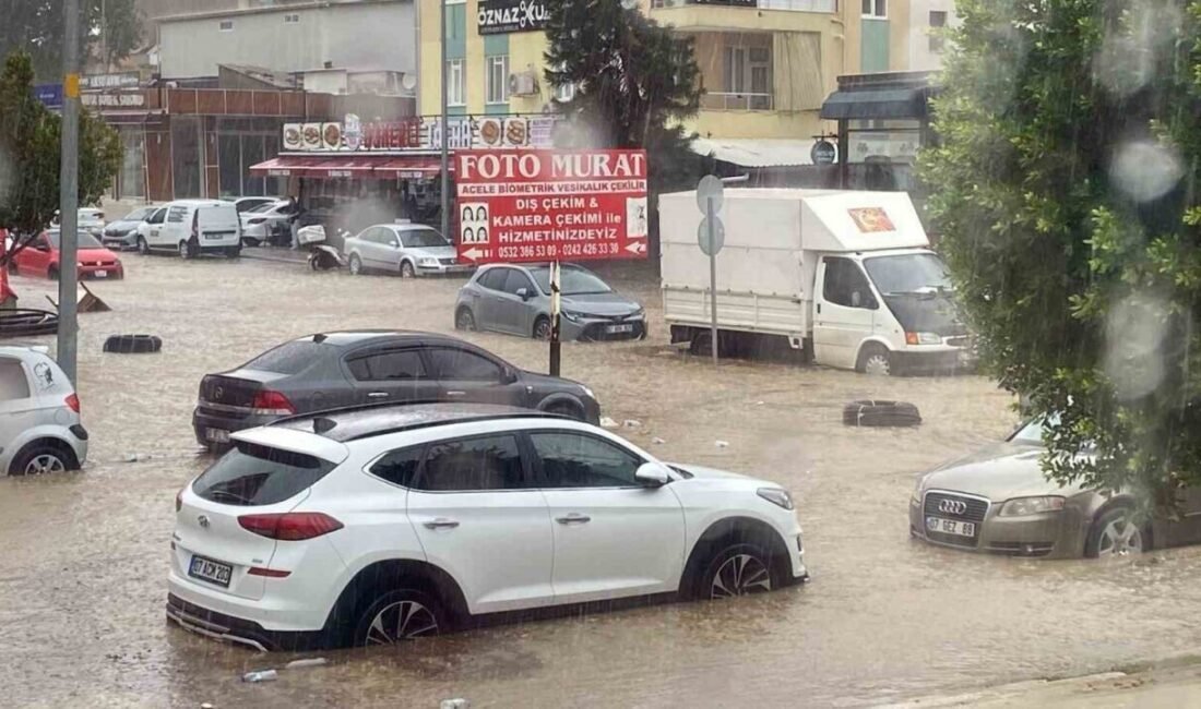 Antalya’nın Aksu ilçesinde bugün öğle saatlerinde aniden bastıran sağanak yolları