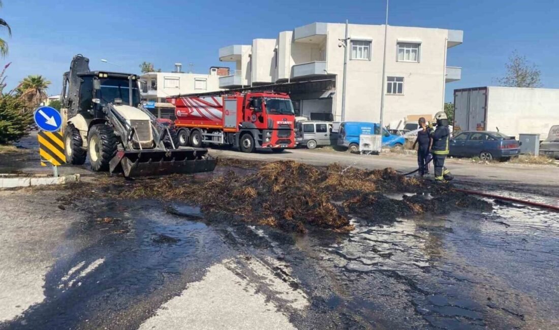 Antalya’nın Kepez ilçesinde seyir halindeki traktörde bulunan saman balyaları yanarak