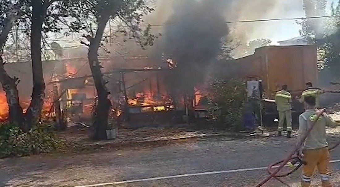 Antalya’nın Kemer ilçesinde, kullanılmayan bir gözlemecinin bulunduğu barakada çıkan yangın