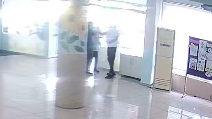 Antalya’da bir öğretmen, okulda bir veli tarafından darbedildiğini belirterek polise