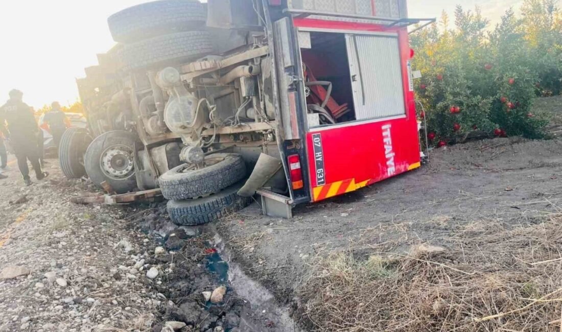 Antalya’nın Serik ilçesinde yangın ihbarına giden itfaiye aracının devrilmesi sonucu