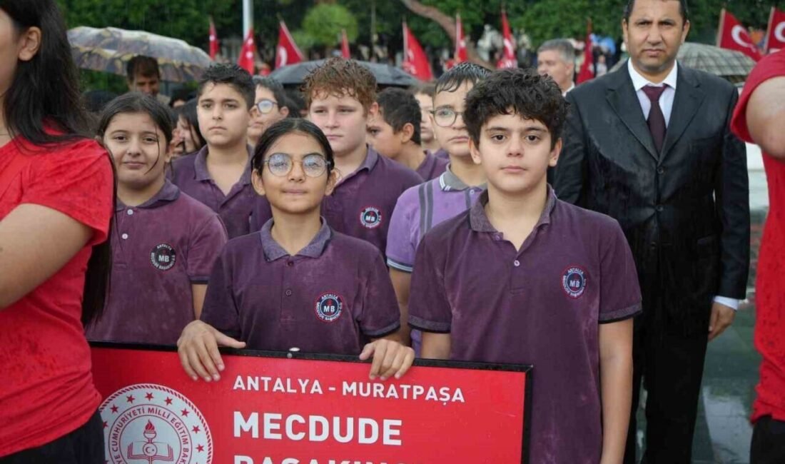 Antalya’da doluya dönen sağanak yağışa rağmen protokol, öğrenciler ve vatandaşlar,