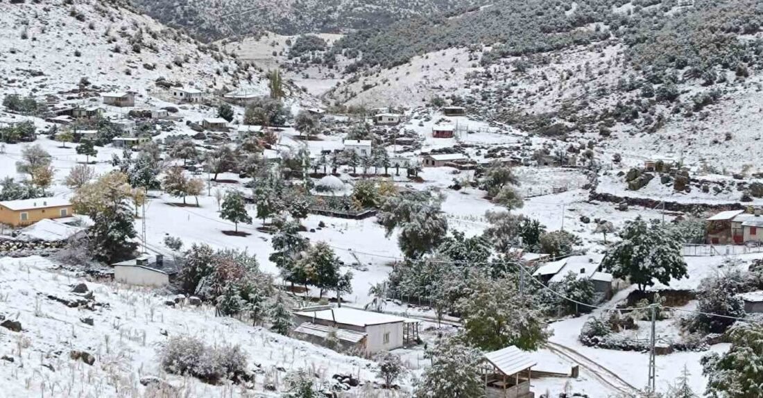 Antalya’nın Akseki ilçesinde yüksek rakımlı yaylalar beyaza büründü. Bölgede hava