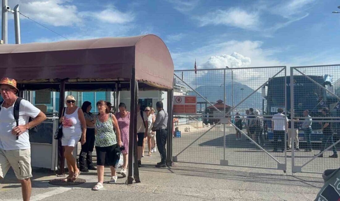 Antalya’nın Alanya ilçesinde, Bahama Bandıralı ’Marella Discovery 2’ adlı lüks