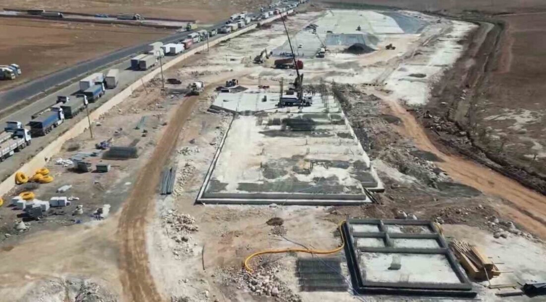 Hatay’da bulunan Cilvegözü Sınır Kapısı mevkiinde inşa edilen tır parkında