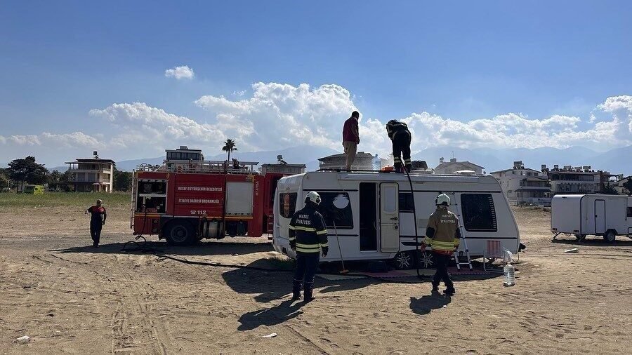Hatay’da park halindeki karavanda çıkan yangın, büyümeden itfaiye ekipleri tarafından