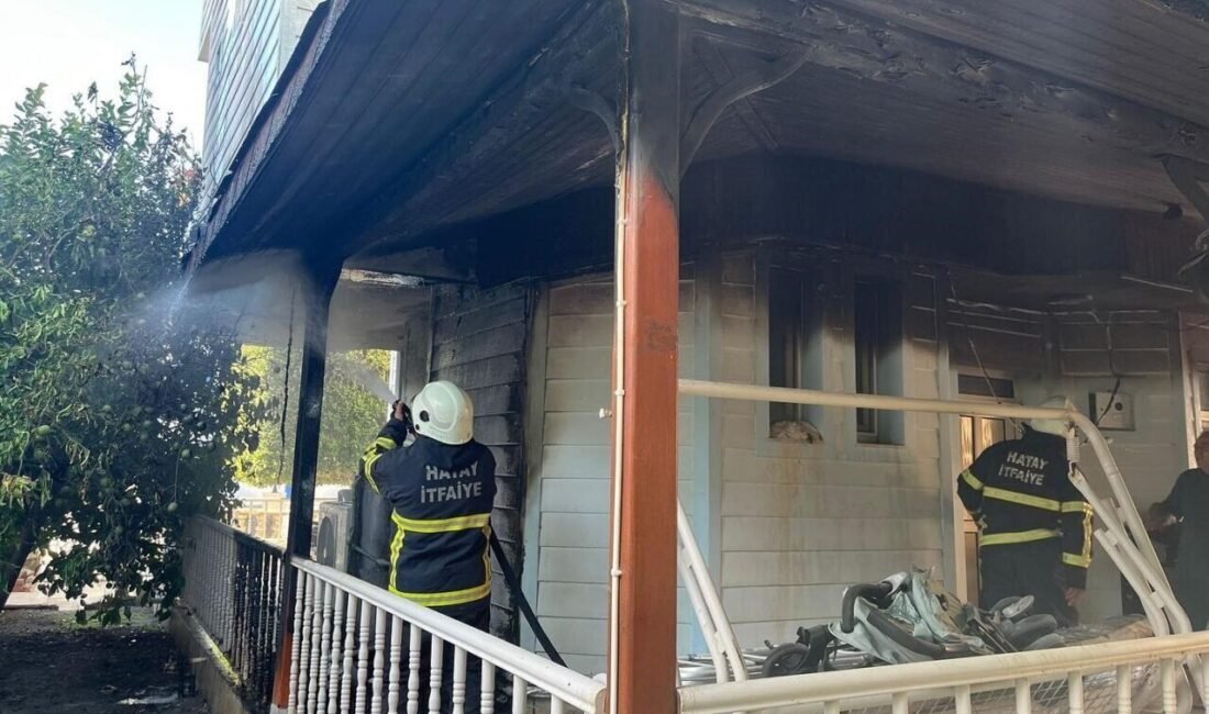 Hatay’da 2 katlı bir evin çatı kısmında çıkan yangın, evi