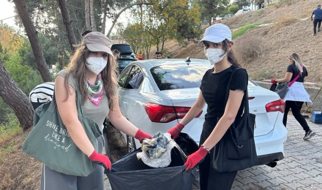 Adana’da atıkla dolan Seyhan Nehri kenarı belediye tarafından temizlenmeyince sosyal