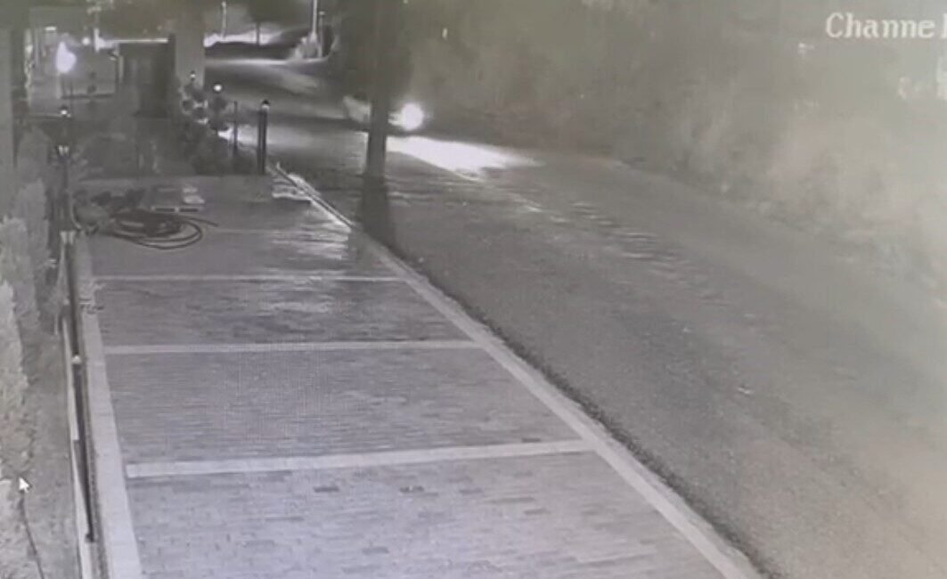 Antalya’nın Manavgat ilçesinde bir evin balkonuna isabet eden 2 mermi