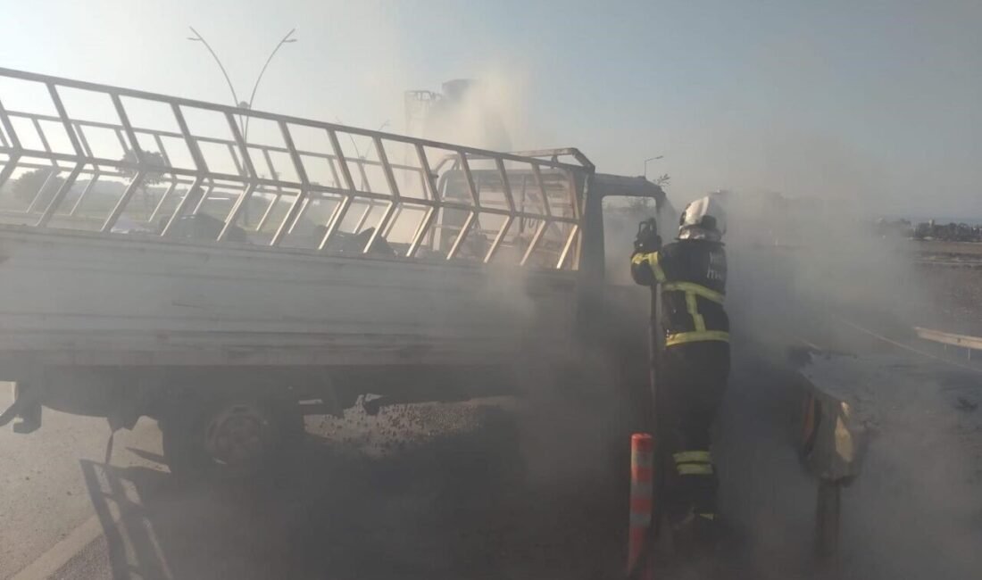 Hatay’ın Arsuz ilçesinde seyir halindeyken alev alan bir transit, kısa