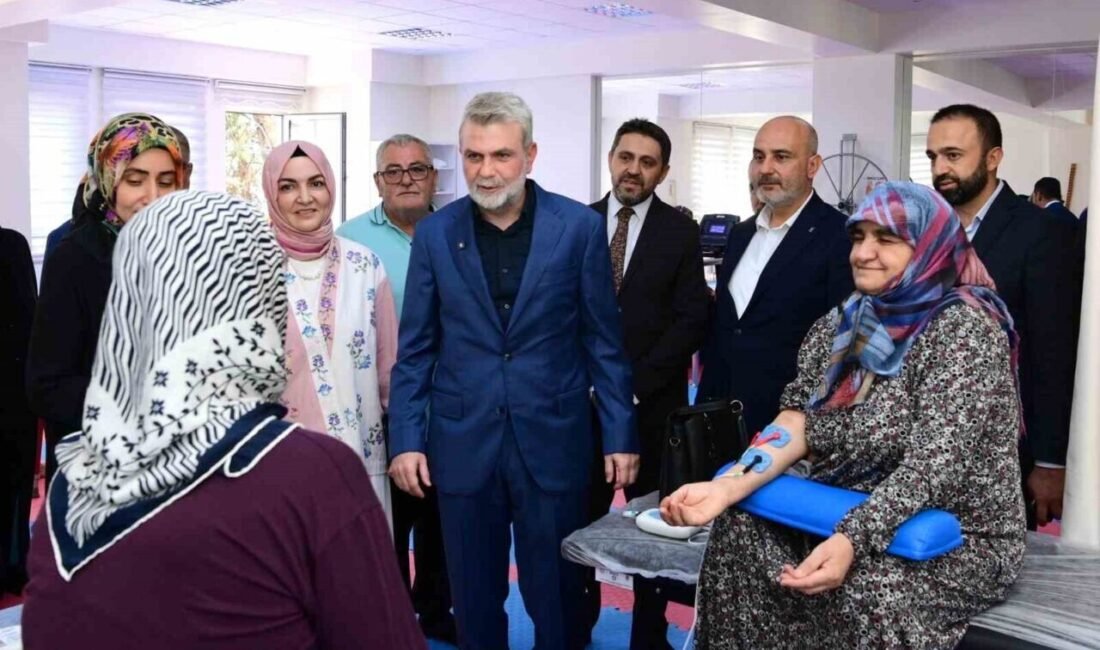 Dulkadiroğlu Divanlı Mahallesi’nde son hazırlıkların yapıldığı Aktif Yaşam Merkezi’ni ziyaret