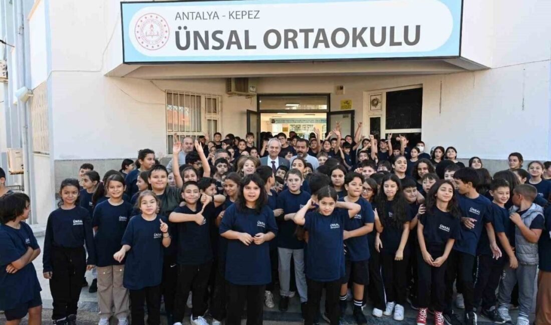 Kepez’deki okulları tek tek gezerek eğitim yuvalarının taleplerini yerinde dinleyen