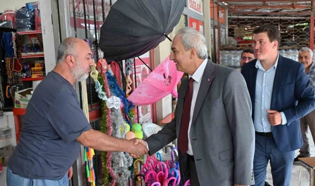 Kepez Belediye Başkanı Mesut Kocagöz, Varsak bölgesindeki esnaf ziyaretinde ortak