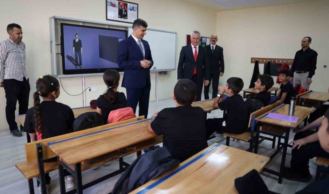 Başkan Vekili Şener: “Eğitim, geleceğimizin en önemli yatırımıdır” Akdeniz Kaymakamı ve Belediye Başkan Vekili Zeyit Şener, okulların açıldığı