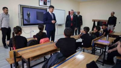 Akdeniz Kaymakamı ve Belediye Başkan Vekili Zeyit Şener, okulların açıldığı