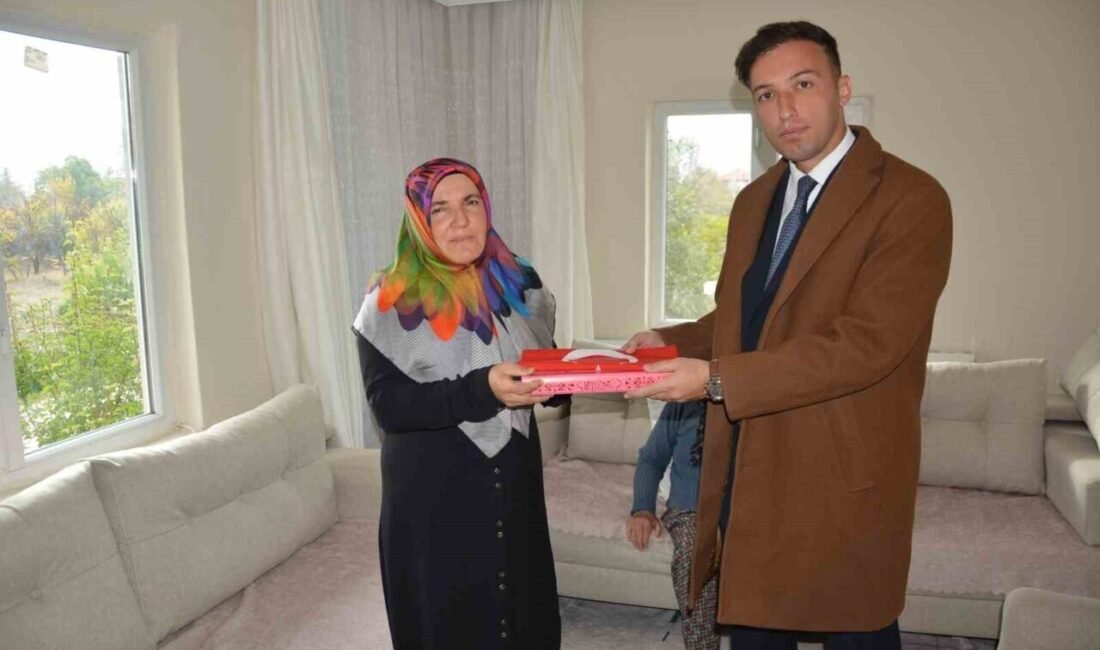 Başsavcı Ozan Kapıcı’dan şehit ailesini ziyaret Korkuteli Cumhuriyet Başsavcısı Ozan Kapıcı, 5 Eylül 2005 yılında Hakkari’nin