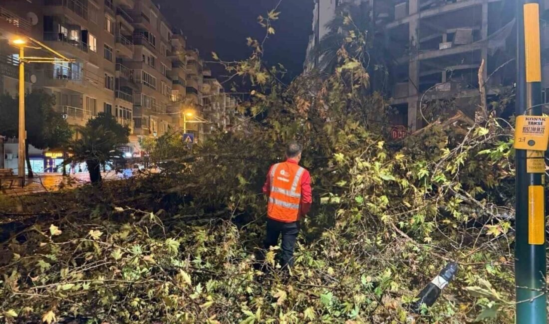 Antalya Büyükşehir Belediyesi, kent merkezinde öğleden sonra aniden bastıran yağmur