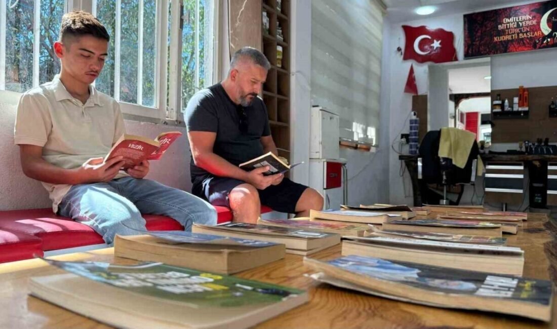 Antalya’nın Serik ilçesinde erkek kuaförüne tıraş olmaya gelen müşteriler, bekleme