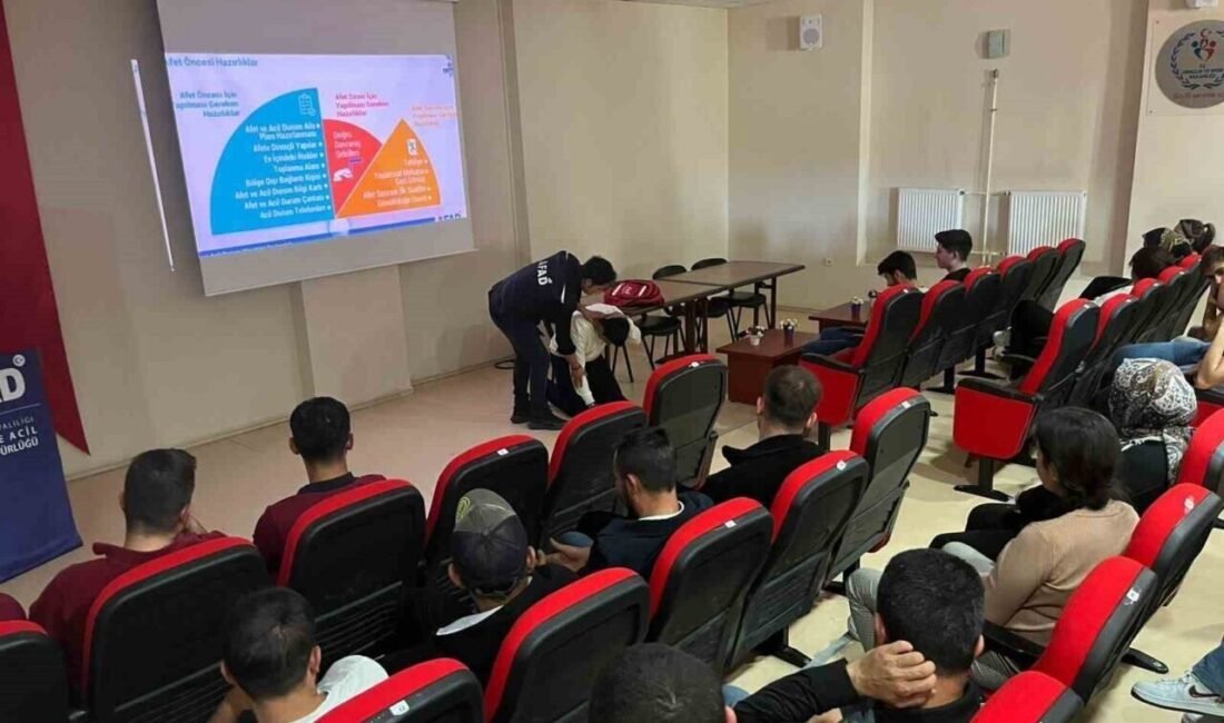 Burdur’un Bucak ilçesinde Afet ve Acil Durum Müdürlüğü (AFAD) ekipleri