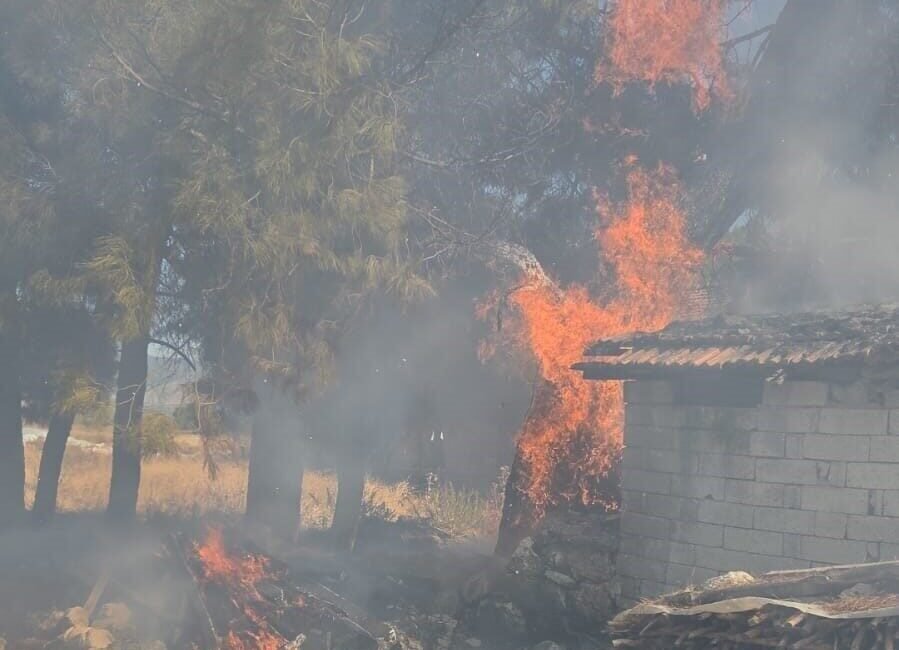 Burdur’un Bucak ilçesinde evin yanında bulunan odunlukta çıkan yangın itfaiye