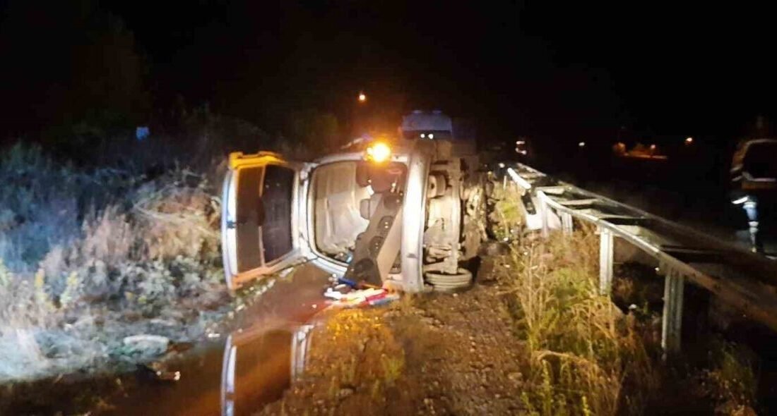 Burdur’un Bucak ilçesinde sürücüsünün direksiyon hakimiyetini kaybetmesi sonucu hafif ticari