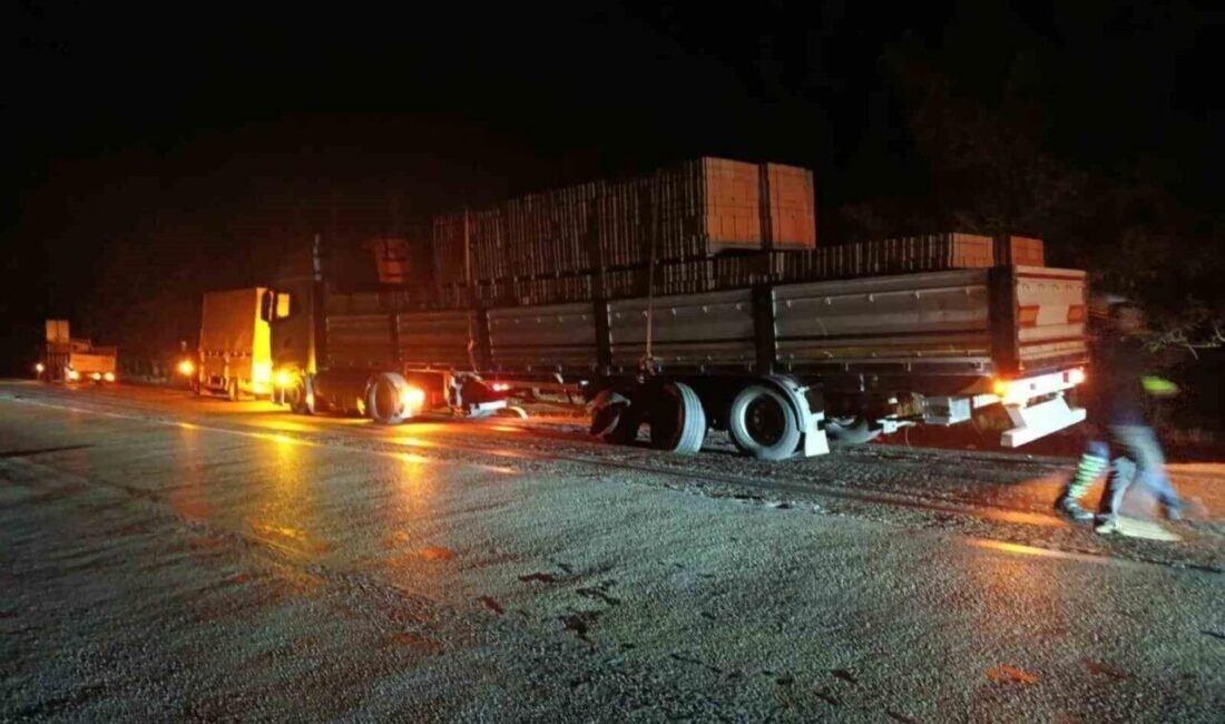 Burdur’da otomobil ile tırın çarpışması sonucu meydana gelen trafik kazasında