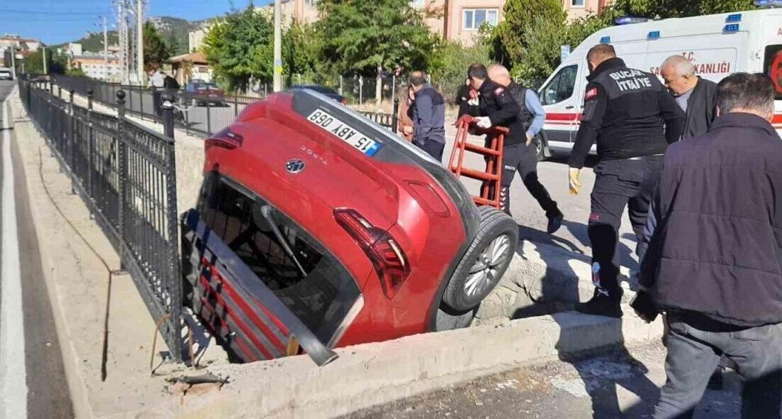 Burdur’un Bucak ilçesinde sürücüsünün direksiyon hakimiyetini kaybetmesi sonucu kanala düşen