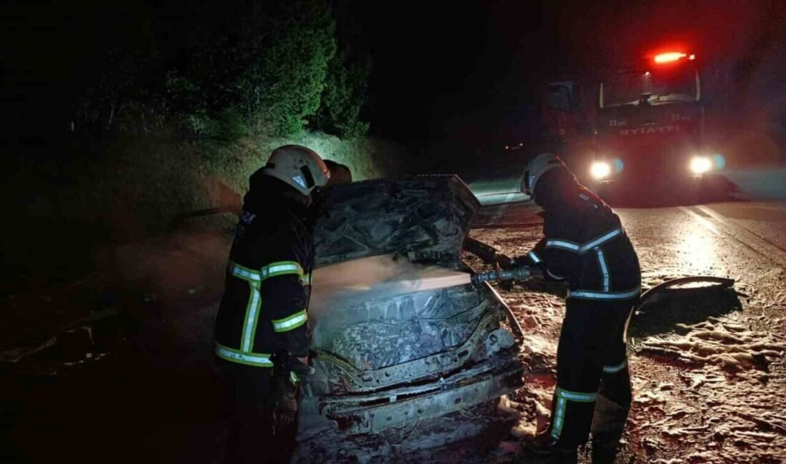 Burdur’da seyir halindeki otomobilde çıkan yangın itfaiye ekipleri tarafından söndürüldü,