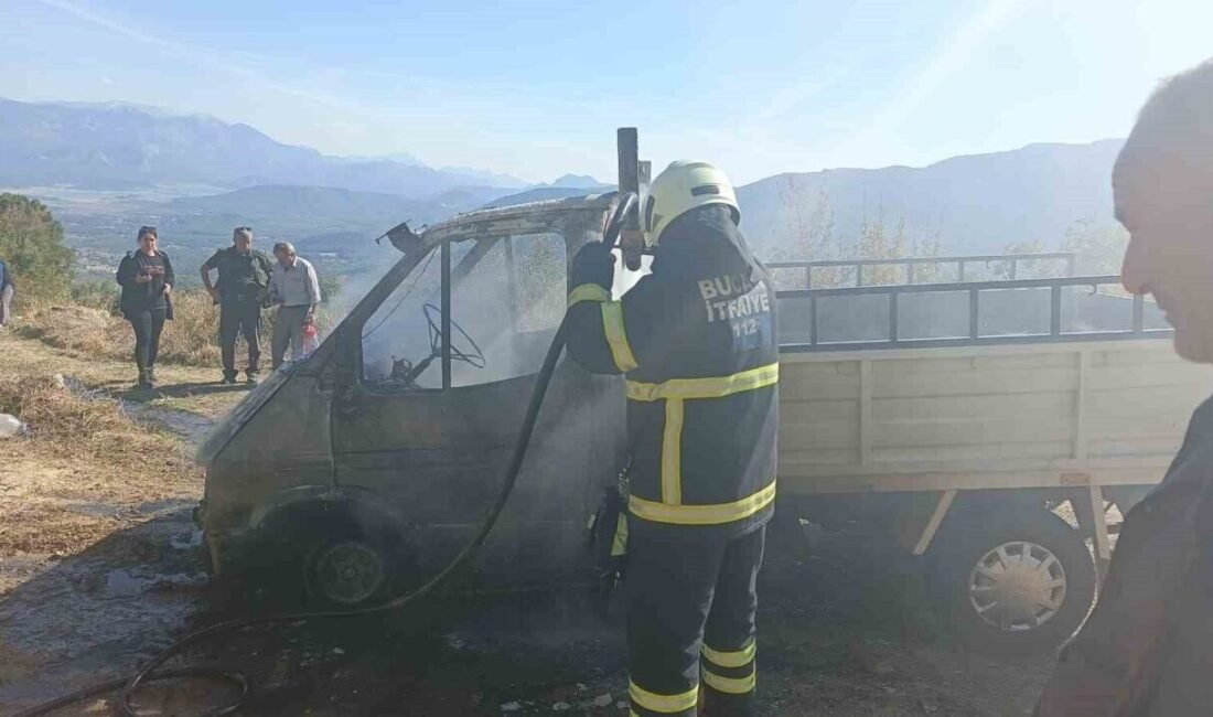 Burdur’un Bucak ilçesinde seyir halindeyken alev alan kamyonet kullanılmaz hale
