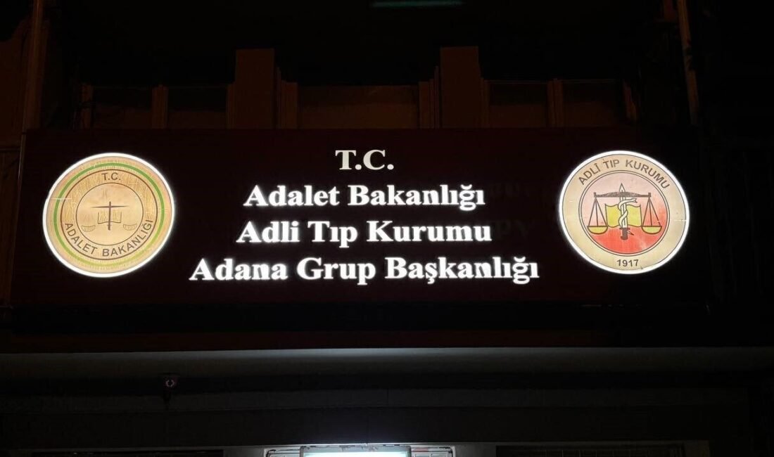 Adana’da cadde ortasında iki kişi arasında çıkan bıçaklı kavgada bir