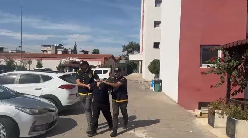 Adana’da bir polis aracına da kurşunların isabet ettiği çay ocağına