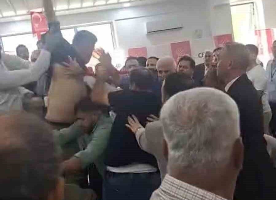 Hatay’da CHP’nin Samandağ ilçe kongresinde yaşanan gerginlik sonrası kavga çıktı.