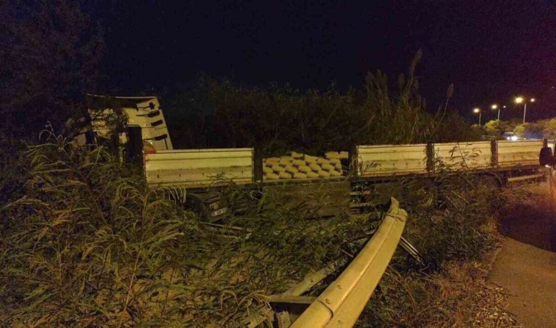 Antalya’nın Manavgat ilçesinde çimento yüklü tırın devrilmesi sonucu meydana gelen